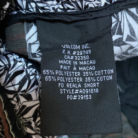 Men’s Volcom Plaid Shorts - Picture 4 of 7